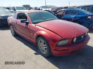 2005 Ford Mustang GT Deluxe z VIN 1ZVFT82H755153940, wystawiony jako IAAI lot #42269530 z przebiegiem 194 748 mil mil oraz . Historia ofert i sprzedaży dostępna na DreamBid. Obrazek 1.
