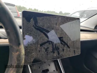 2019 Tesla Model 3 Mid Range z VIN 5YJ3E1EA0KF394514, wystawiony jako Copart lot #58051215 z przebiegiem Nie podano mil oraz Szkody całkowita. Historia ofert i sprzedaży dostępna na DreamBid. Obrazek 9.