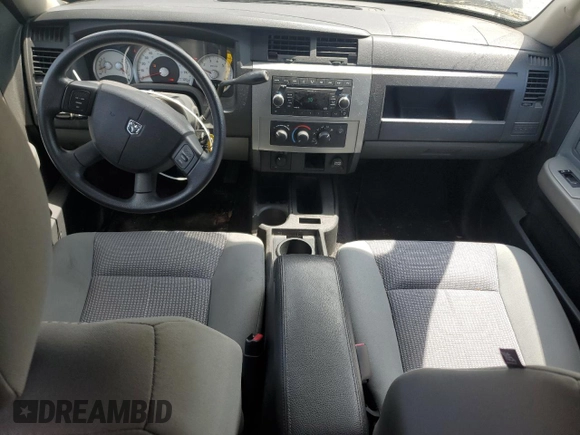 2008 Dodge Dakota SLT z VIN 1D7HW48NX8S626721, wystawiony jako Copart lot #52862855 z przebiegiem 159 605 mil mil oraz Czysty tytuł • Clean title. Historia ofert i sprzedaży dostępna na DreamBid. Obrazek 8.