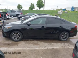 2022 Kia Forte LXS z VIN 3KPF24AD4NE450309, wystawiony jako IAAI lot #42066381 z przebiegiem 43 314 mil mil oraz . Historia ofert i sprzedaży dostępna na DreamBid. Obrazek 14.