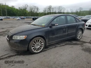 2010 Volvo S40 z VIN YV1382MSXA2507372, wystawiony jako Copart lot #54900645 z przebiegiem 127 772 mil mil oraz Czysty tytuł • Clean title. Historia ofert i sprzedaży dostępna na DreamBid. Obrazek 1.