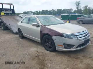 2010 Ford Fusion SE z VIN 3FAHP0HA4AR413882, wystawiony jako IAAI lot #42447529 z przebiegiem 81 100 mil mil oraz . Historia ofert i sprzedaży dostępna na DreamBid. Obrazek 1.
