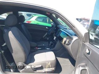 2018 Volkswagen Beetle S z VIN 3VWFD7AT4JM715004, wystawiony jako IAAI lot #41986453 z przebiegiem 76 130 mil mil oraz . Historia ofert i sprzedaży dostępna na DreamBid. Obrazek 5.
