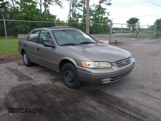 1999 Toyota Camry LE z VIN 4T1BG22K0XU455556, wystawiony jako IAAI lot #42228939 z przebiegiem 148 458 mil mil oraz . Historia ofert i sprzedaży dostępna na DreamBid. Obrazek 1.
