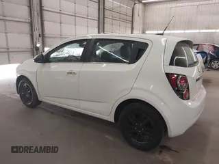2012 Chevrolet Sonic LTZ z VIN 1G1JE6SH4C4169147, wystawiony jako IAAI lot #40283181 z przebiegiem 60 876 mil mil oraz . Historia ofert i sprzedaży dostępna na DreamBid. Obrazek 3.