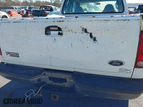 2004 Ford Super Duty F-250 XL with VIN 1FTNX20LX4EB97517, listed as a IAAI auction lot 41277987 with 202,880 mi miles. Bid and sale history available at carsss.com. Image 12.