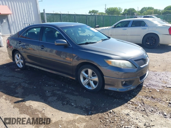 2011 Toyota Camry LE z VIN 4T1BF3EK9BU664694, wystawiony jako IAAI lot #42247007 z przebiegiem 112 306 mil mil oraz . Historia ofert i sprzedaży dostępna na DreamBid. Obrazek 1.