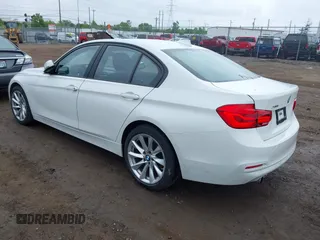 2018 BMW 3 Series 320i xDrive z VIN WBA8E5G5XJNU47665, wystawiony jako IAAI lot #42332838 z przebiegiem 97 821 mil mil oraz . Historia ofert i sprzedaży dostępna na DreamBid. Obrazek 3.