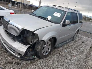 2006 Lincoln Navigator Luxury with VIN 5LMFU27586LJ09074, listed as a IAAI auction lot 41566105 with 266,395 mi miles. Bid and sale history available at carsss.com. Image 2.