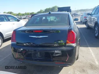 2019 Chrysler 300 S z VIN 2C3CCABG8KH628668, wystawiony jako IAAI lot #42060870 z przebiegiem 86 694 mil mil oraz . Historia ofert i sprzedaży dostępna na DreamBid. Obrazek 16.