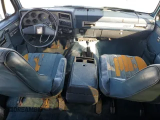 1987 GMC Suburban z VIN 1GKGV26K8HF534817, wystawiony jako Copart lot #43368215 z przebiegiem 82 553 mil mil oraz Tytuł czysty. Historia ofert i sprzedaży dostępna na DreamBid. Obrazek 8.