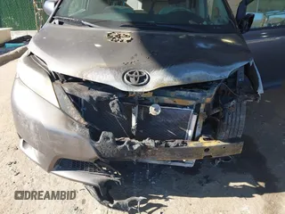 2011 Toyota Sienna with VIN 5TDZK3DC0BS075319, listed as a IAAI auction lot 41458855 with 211,583 mi miles. Bid and sale history available at carsss.com. Image 6.