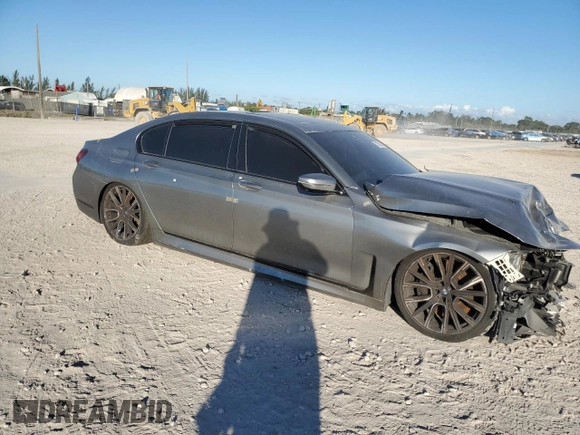 2021 BMW 7 Series 740i z VIN WBA7T2C08MCG07068, wystawiony jako Copart lot #83335054 z przebiegiem Nie podano mil oraz Czysty tytuł • Clean title. Historia ofert i sprzedaży dostępna na DreamBid. Obrazek 4.