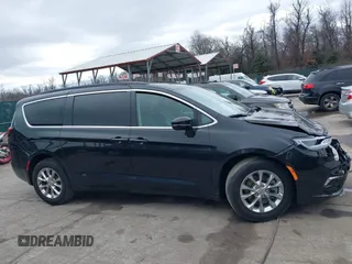 2022 Chrysler Pacifica Touring L z VIN 2C4RC3BG6NR164599, wystawiony jako IAAI lot #41727606 z przebiegiem 17 078 mil mil oraz . Historia ofert i sprzedaży dostępna na DreamBid. Obrazek 13.