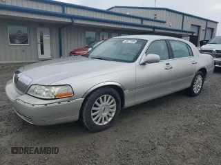 2003 Lincoln Town Car Signature z VIN 1LNHM82W93Y694728, wystawiony jako Copart lot #56971995 z przebiegiem 104 567 mil mil oraz Szkoda całkowita • Salvage title. Historia ofert i sprzedaży dostępna na DreamBid. Obrazek 1.