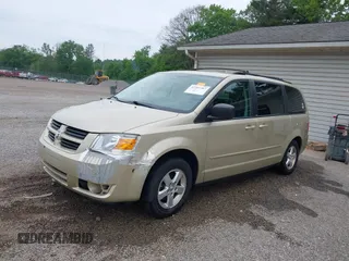 2010 Dodge Grand Caravan Hero z VIN 2D4RN3D17AR390232, wystawiony jako IAAI lot #42301567 z przebiegiem 102 004 mil mil oraz . Historia ofert i sprzedaży dostępna na DreamBid. Obrazek 2.