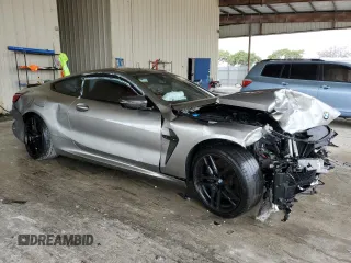 2022 BMW M8 Competition z VIN WBSAE0C00NCH03231, wystawiony jako Copart lot #89316515 z przebiegiem Nie podano mil oraz Nie do naprawy • Non repairable. Historia ofert i sprzedaży dostępna na DreamBid. Obrazek 4.