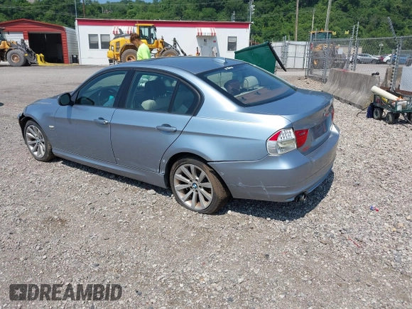 2011 BMW 3 Series 328i xDrive z VIN WBAPK5G56BNN31231, wystawiony jako IAAI lot #42463929 z przebiegiem 144 939 mil mil oraz . Historia ofert i sprzedaży dostępna na DreamBid. Obrazek 3.