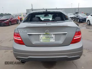 2013 Mercedes-Benz C 250 Sport z VIN WDDGF4HB4DA780472, wystawiony jako IAAI lot #41924590 z przebiegiem 109 118 mil mil oraz . Historia ofert i sprzedaży dostępna na DreamBid. Obrazek 16.