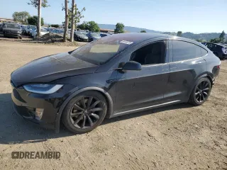 2017 Tesla Model X 90D z VIN 5YJXCDE2XHF049999, wystawiony jako Copart lot #54446275 z przebiegiem 121 413 mil mil oraz Szkody całkowita. Historia ofert i sprzedaży dostępna na DreamBid. Obrazek 1.