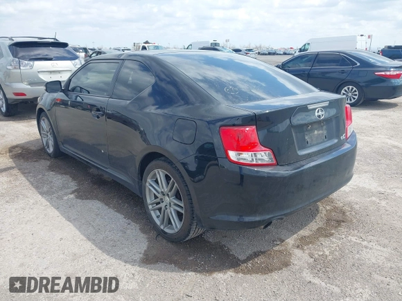 2013 Scion tC z VIN JTKJF5C71D3054459, wystawiony jako IAAI lot #41776311 z przebiegiem 151 893 mil mil oraz . Historia ofert i sprzedaży dostępna na DreamBid. Obrazek 3.