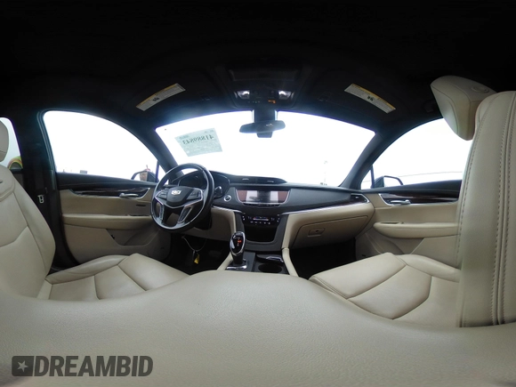 2019 Cadillac XT5 Premium Luxury FWD z VIN 1GYKNERS3KZ134635, wystawiony jako IAAI lot #41889843 z przebiegiem 56 044 mil mil oraz . Historia ofert i sprzedaży dostępna na DreamBid. Obrazek 18.