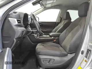 2023 Toyota Highlander L z VIN 5TDKDRAHXPS505296, wystawiony jako Copart lot #55535035 z przebiegiem 42 600 mil mil oraz Czysty tytuł • Clean title. Historia ofert i sprzedaży dostępna na DreamBid. Obrazek 7.