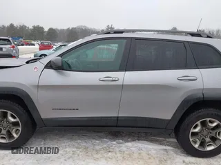 2019 Jeep Cherokee Trailhawk z VIN 1C4PJMBX2KD298169, wystawiony jako IAAI lot #41412123 z przebiegiem 63 214 mil mil oraz . Historia ofert i sprzedaży dostępna na DreamBid. Obrazek 14.