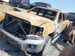 2018 GMC Sierra 2500HD Denali z VIN 1GT12UEG7JF169961, wystawiony jako IAAI lot #37206408 z przebiegiem Nie podano mil oraz . Historia ofert i sprzedaży dostępna na DreamBid. Obrazek 2.