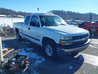 2000 Chevrolet Silverado 2500 LS with VIN 1GCFC29UXYZ178749, listed as a IAAI auction lot 41357415 with 214,523 mi miles. Bid and sale history available at carsss.com. Image 1.