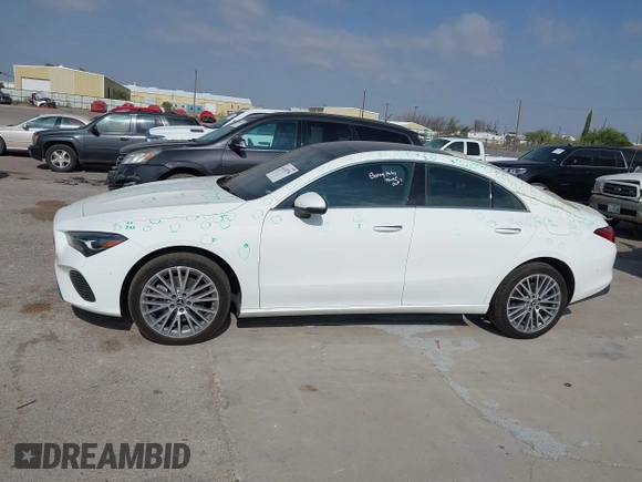 2025 Mercedes-Benz CLA 250 z VIN W1K5J4GB6SN522418, wystawiony jako IAAI lot #42428796 z przebiegiem 14 463 mil mil oraz . Historia ofert i sprzedaży dostępna na DreamBid. Obrazek 14.