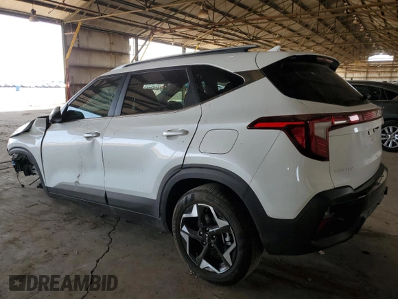 2025 Kia Seltos EX z VIN KNDERCAA9S7671844, wystawiony jako Copart lot #51185465 z przebiegiem 1 009 mil mil oraz Szkoda całkowita • Salvage title. Historia ofert i sprzedaży dostępna na DreamBid. Obrazek 2.