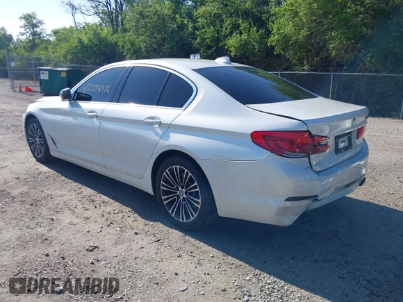 2018 BMW 5 Series 540i xDrive z VIN WBAJE7C59JG892017, wystawiony jako IAAI lot #42556936 z przebiegiem 55 170 mil mil oraz . Historia ofert i sprzedaży dostępna na DreamBid. Obrazek 3.