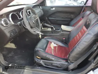 2008 Ford Mustang Deluxe z VIN 1ZVHT84N185177814, wystawiony jako Copart lot #51539775 z przebiegiem 147 380 mil mil oraz Czysty tytuł • Clean title. Historia ofert i sprzedaży dostępna na DreamBid. Obrazek 7.