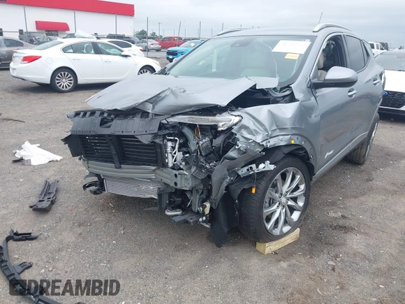2024 Buick Encore GX Avenir z VIN KL4AMFSL7RB021362, wystawiony jako IAAI lot #42484717 z przebiegiem 5 640 mil mil oraz . Historia ofert i sprzedaży dostępna na DreamBid. Obrazek 6.