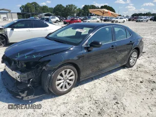 2018 Toyota Camry LE z VIN 4T1B11HK3JU008942, wystawiony jako Copart lot #62743385 z przebiegiem 175 765 mil mil oraz Szkoda całkowita • Salvage title. Historia ofert i sprzedaży dostępna na DreamBid. Obrazek 1.