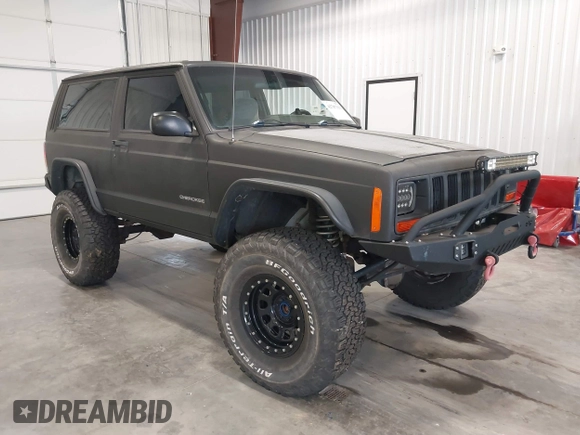 1999 Jeep Cherokee SE z VIN 1J4FF27S0XL575410, wystawiony jako IAAI lot #42787311 z przebiegiem 174 830 mil mil oraz . Historia ofert i sprzedaży dostępna na DreamBid. Obrazek 1.