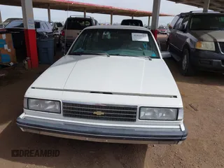 1989 Chevrolet Celebrity z VIN 1G1AW81W1K6142189, wystawiony jako IAAI lot #41816143 z przebiegiem 141 081 mil mil oraz . Historia ofert i sprzedaży dostępna na DreamBid. Obrazek 6.