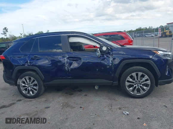 2022 Toyota RAV4 XLE Premium with VIN 2T3C1RFV0NW189365, listed as a IAAI auction lot 41691045 with 42,171 mi miles. Bid and sale history available at carsss.com. Image 13.
