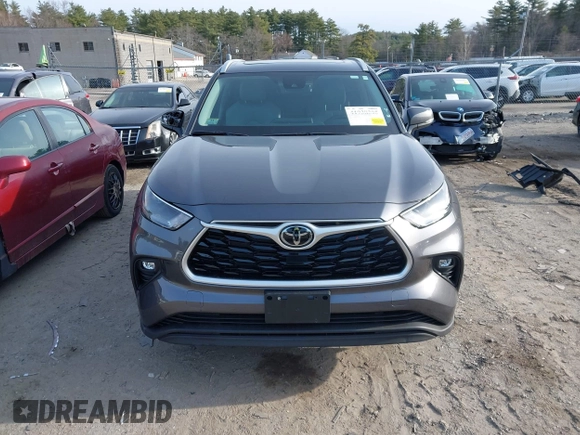 2022 Toyota Highlander XLE with VIN 5TDHZRBH6NS561484, listed as a IAAI auction lot 41938305 with 32,450 mi miles and . Bid and sale history available at DreamBid. Image 13.