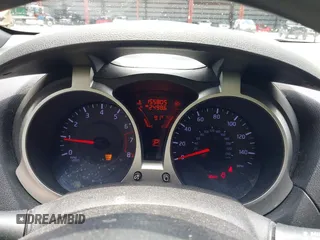 2013 Nissan Juke SV z VIN JN8AF5MRXDT200563, wystawiony jako IAAI lot #42367323 z przebiegiem 155 805 mil mil oraz . Historia ofert i sprzedaży dostępna na DreamBid. Obrazek 7.