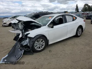 2025 Toyota Camry LE z VIN 4T1DAACK9SU086966, wystawiony jako Copart lot #54627185 z przebiegiem Nie podano mil oraz Szkoda całkowita • Salvage title. Historia ofert i sprzedaży dostępna na DreamBid. Obrazek 1.