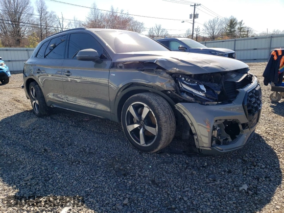 2023 Audi Q5 S line Premium Plus z VIN WA1EAAFY6P2136552, wystawiony jako Copart lot #49588345 z przebiegiem 48 874 mil mil oraz Szkoda całkowita • Salvage title. Historia ofert i sprzedaży dostępna na DreamBid. Obrazek 4.