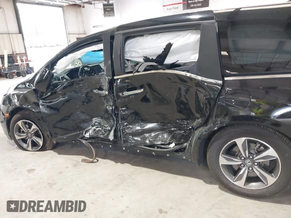 2018 Honda Odyssey Touring with VIN 5FNRL6H87JB105410, listed as a IAAI auction lot 41860707 with 91,908 mi miles. Bid and sale history available at carsss.com. Image 18.