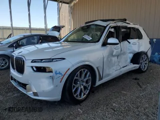 2024 BMW X7 xDrive40i z VIN 5UX23EM07R9U74509, wystawiony jako Copart lot #58172885 z przebiegiem Nie podano mil oraz Szkody całkowita. Historia ofert i sprzedaży dostępna na DreamBid. Obrazek 1.