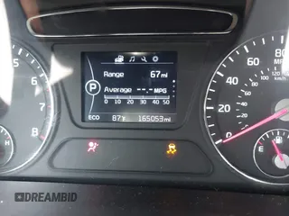2016 Kia Sorento LX z VIN 5XYPGDA50GG112670, wystawiony jako IAAI lot #42170870 z przebiegiem 165 053 mil mil oraz . Historia ofert i sprzedaży dostępna na DreamBid. Obrazek 7.