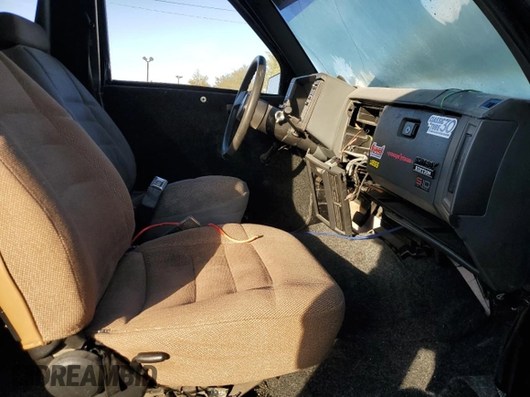 1989 Chevrolet Blazer z VIN 1GNCS18Z9K8255600, wystawiony jako Copart lot #76288754 z przebiegiem 224 837 mil mil oraz Nie do naprawy • Non repairable. Historia ofert i sprzedaży dostępna na DreamBid. Obrazek 7.