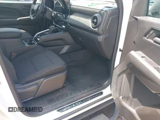2024 Chevrolet Colorado 4WD Trail Boss z VIN 1GCPTEEKXR1227510, wystawiony jako IAAI lot #42685724 z przebiegiem 9 472 mil mil oraz . Historia ofert i sprzedaży dostępna na DreamBid. Obrazek 5.