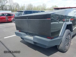 2024 Tesla Cybertruck z VIN 7G2CEHED8RA019428, wystawiony jako IAAI lot #41918480 z przebiegiem 22 762 mil mil oraz . Historia ofert i sprzedaży dostępna na DreamBid. Obrazek 16.