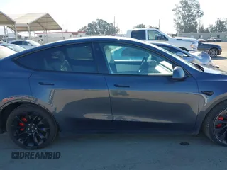 2022 Tesla Model Y Performance z VIN 7SAYGDEF2NF490794, wystawiony jako IAAI lot #42218742 z przebiegiem 41 402 mil mil oraz . Historia ofert i sprzedaży dostępna na DreamBid. Obrazek 13.